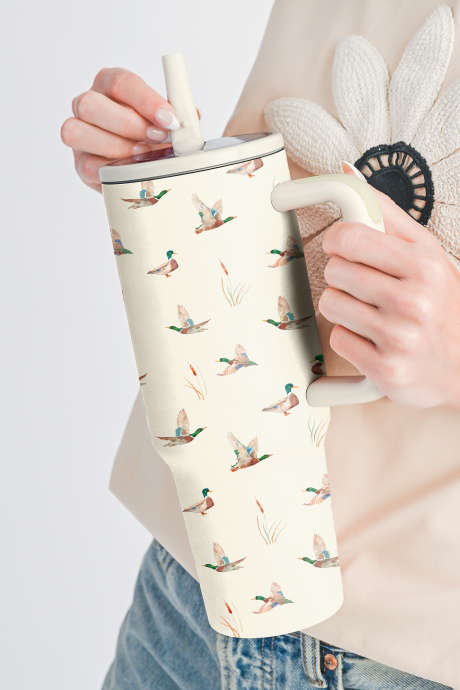 Hvit stokkandtrykk med sugerør og stort håndtak