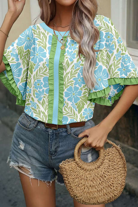 Himmelblå blomstertrykk med rysjer og fargeblokkkant og halve ermer