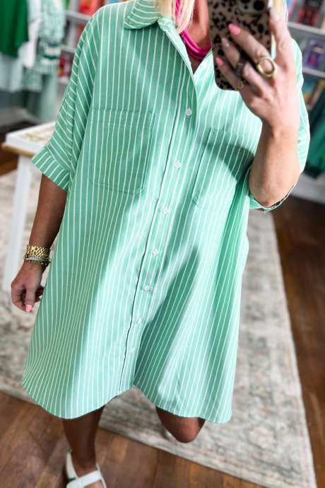 Grønn stripete kortermet skjortekjole med knapper
