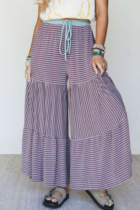 Lilla stripete vide benlag med kontrastfargede ribbede snøringbukser