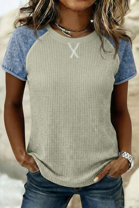 Laurbærgrønn vaffelstrikket sømdetalj med fargeblokker og lappeteppe, korte ermer