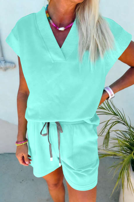 Sada 2 ks mátově zelených kraťasů s výstřihem do V a krátkým rukávem se stahovací šňůrkou