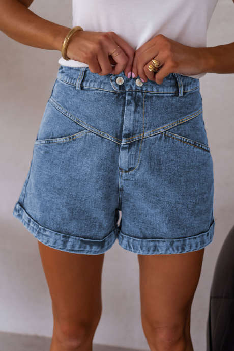 Denimshorts med eføysøm og lommekant og mansjettkant