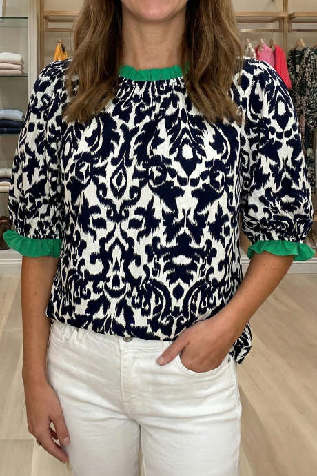 Svart damasktrykk med rysjer og fargeblokkdetaljer, halvlange ermer