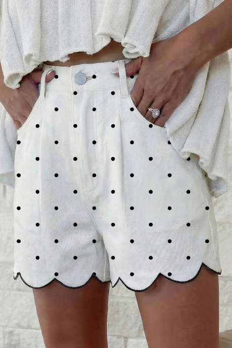 Hvite shorts med prikker og broderi og kamskjellkant