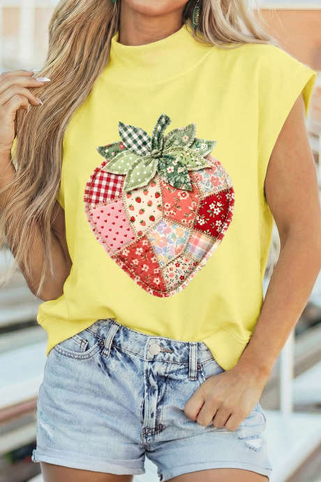 Gul t-skjorte med jordbærtrykk og falsk lappeteppe
