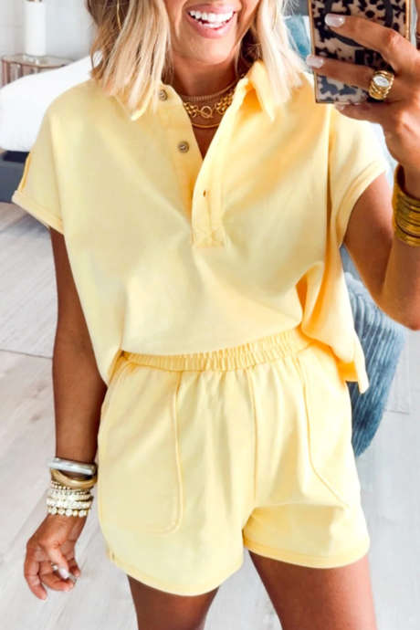 Gul kremfarget løs polotrøye med elastisk midje og 2-delers shortssett