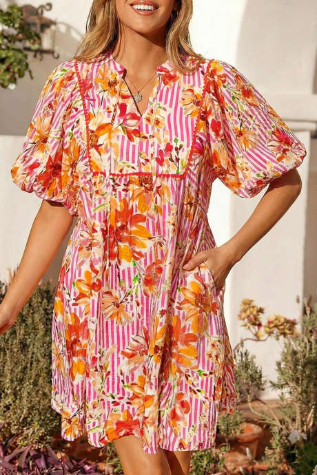 Rosa stripete blomstertrykk løs minikjole med knyting i halsen og puffermer LC6128601-P1020