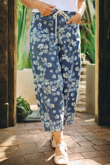 Himmelblå, elegante jeans med blomstertrykk og sømdetaljer