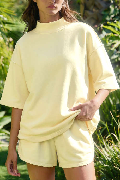 Žluté krémové jednobarevné tričko s odhalenými švy a imitací výstřihu, nadměrné velikosti, ležérní kraťasy, 2 ks, outfit