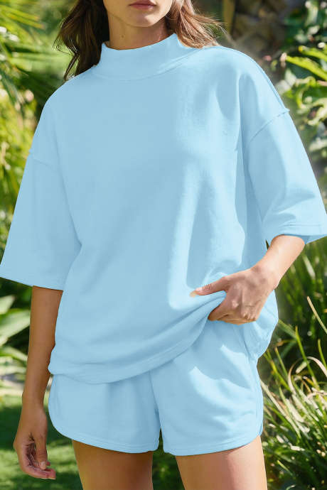 Tåkeblå ensfarget synlige sømmer, oversized t-skjorte med høy hals, casual shorts, 2 stk. antrekk