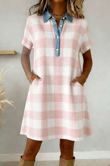 Rosa T-skjorte med knapper og vaffelmønster i kontrastfarget denim