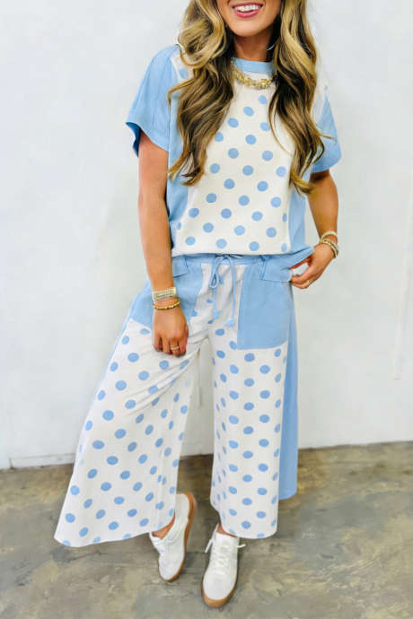 Himmelblått fargeblokk-lappeteppe med polkaprikker og vide benbukser