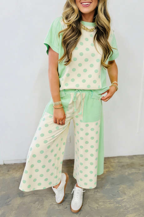 Grønt fargeblokk-lappeteppe med polkaprikker og vide benbukser