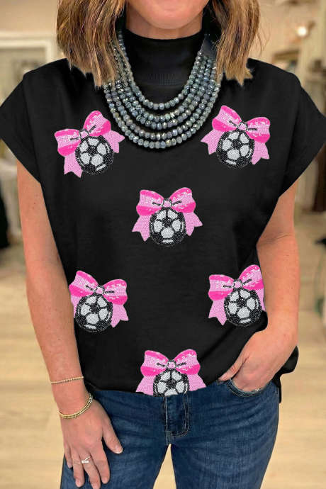 Zwarte top met paillettenstrik en voetbalprint, hoge hals en korte mouwen.