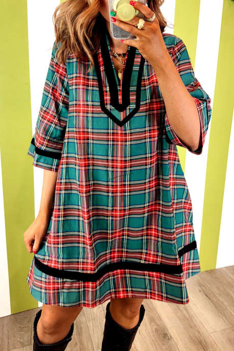 Vestido corto de corte recto con bolsillos y ribete de terciopelo a cuadros verdes