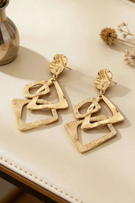 Gullfargede geometriske øredobber med pigger