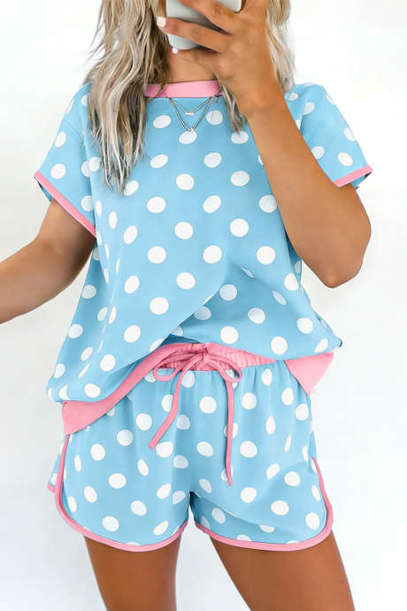 Himmelblått, polkaprikket, avslappet kort sett med kontrastkant