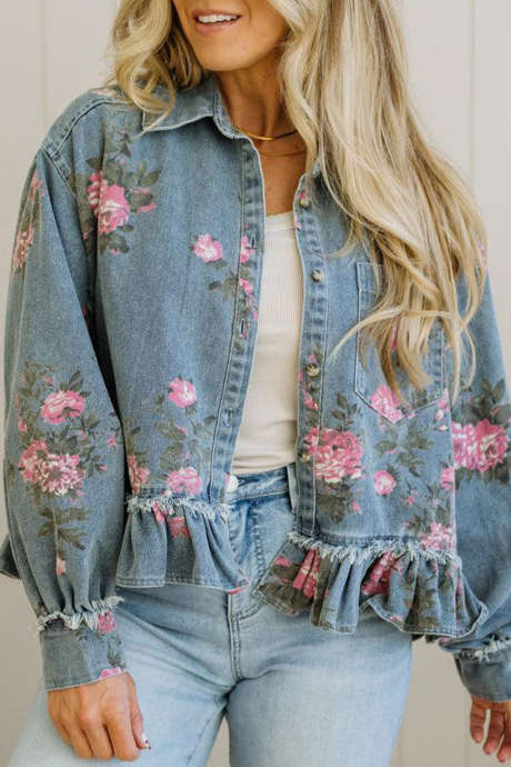 Hellblaue Jeansjacke mit Blumenmuster, offenen Nähten und Rüschensaum