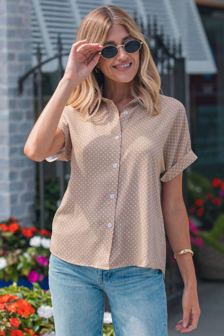 Khaki overhemd met stippenprint en korte mouwen en manchetten