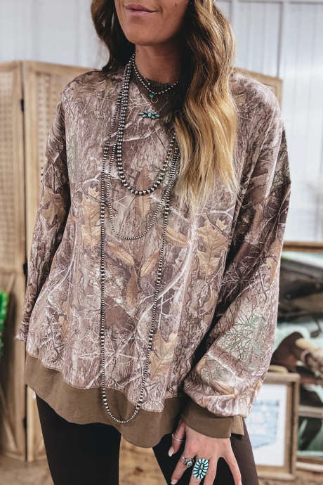 Pulover cu mânecă lungă, maro închis, cu imprimeu camouflaj