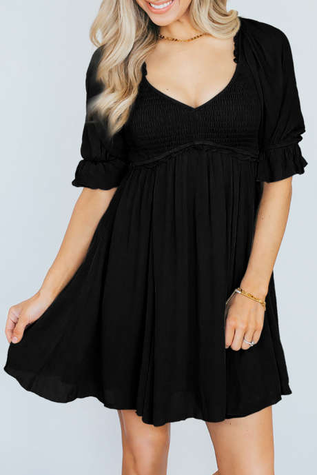Rochie mini neagră texturată cu mânecă scurtă, talie încrețită, decolteu în V