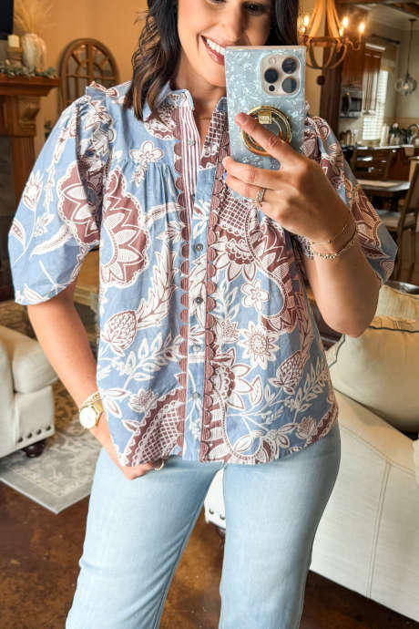 Himmelblå bohemsk blomstertrykk med kamskjelldetalj og korte ermer