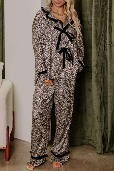 Conjunto de pijama de manga comprida com estampa de leopardo marrom, detalhes em veludo e laço. 2 peças