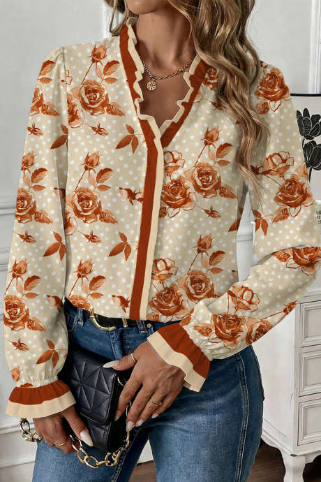 Brun bluse med blomsterprikker og rysjer og V-hals