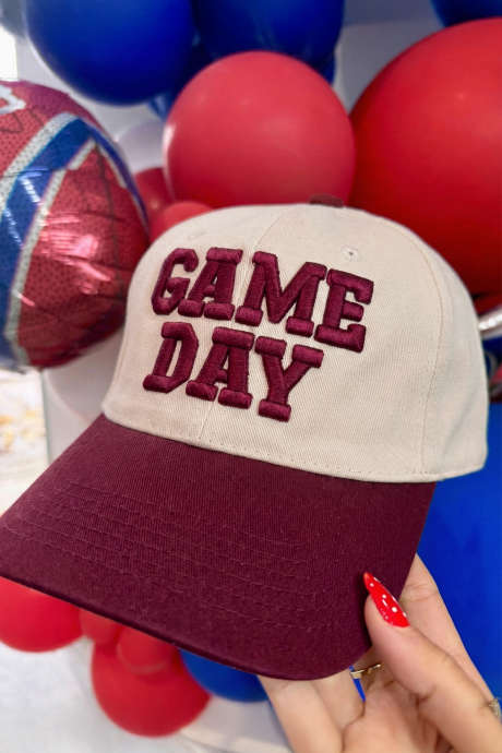 Flammende rød GAME DAY brodert fargeblokkbaseballcaps