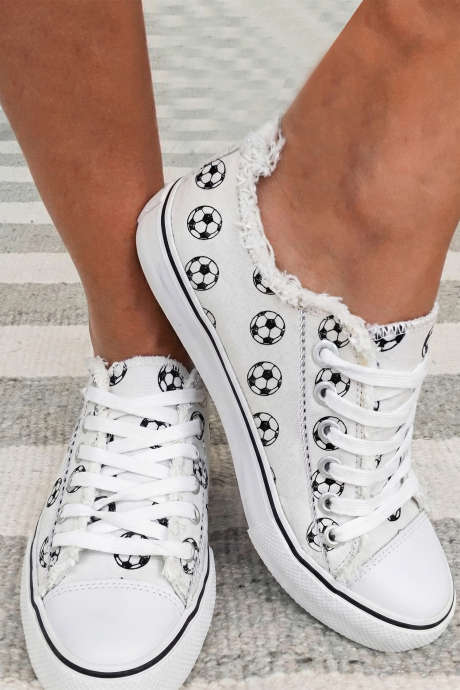 Hvite fotballsko med frynsete lerretssnøring og fotballtrykk