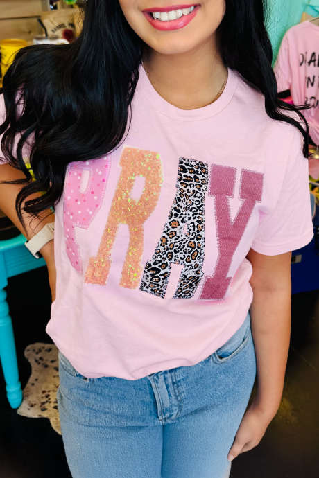 Růžové tričko PRAY s flitrovaným leopardím vzorem a více nášivkami