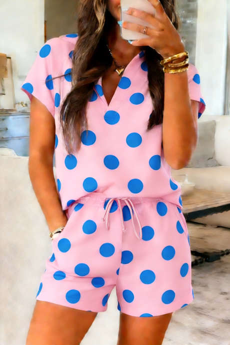 Rosa t-skjorte med prikker og V-hals