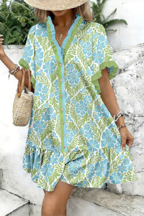 Himmelblå botanisk blomstertrykk med rysjedetalj og V-hals og knapper foran.