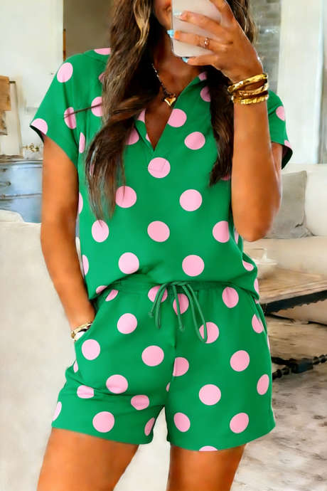 Grønt polkaprikket t-skjorte-shortssett med V-hals