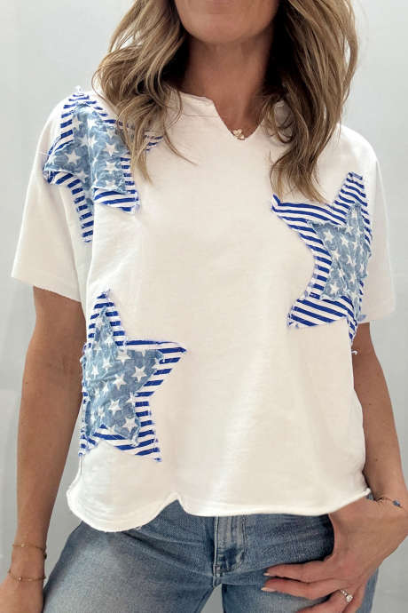 Camiseta blanca con lavado mineral, cuello con muesca y parche de estrella patriota