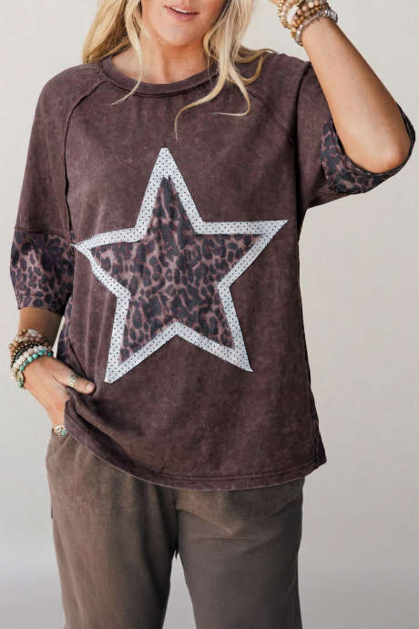 Camiseta con estampado de leopardo, estrellas y lavado mineral en color café
