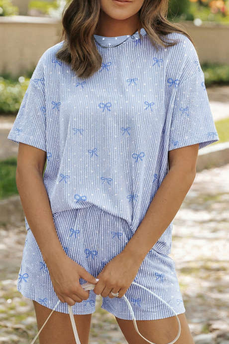 Himmelblått, lite hjerteformet sløyfetrykk med vridd ribbestrikk og løst 2-delt kort sett