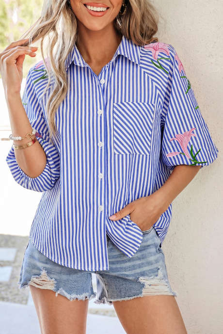 Himmelblå stripete liljeblomsterbrodert skjorte med puffermer og knapper