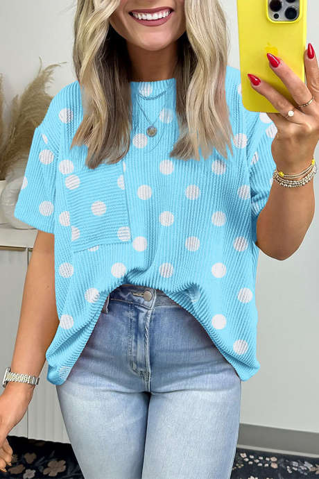 Himmelblå polkaprikket rund hals topp med nedre skulder og påsydde lommer og jacquardtekstur