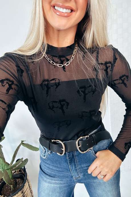 Svart langermet topp med westernhestmønster og gjennomsiktig netting