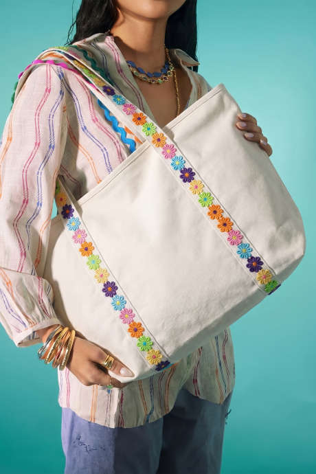 Borsa tote in tela bianca con tracolla ricamata a motivi floreali BH031601-P1