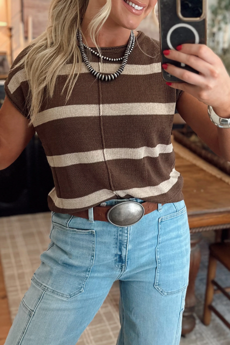 Brun stripete gensertopp med rund hals og ermer