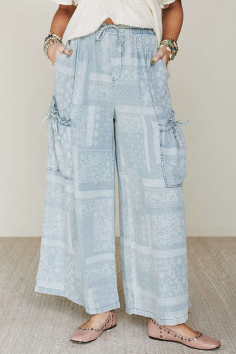 Himmelblå paisley-jeans med blandet trykk og snøring og lommer