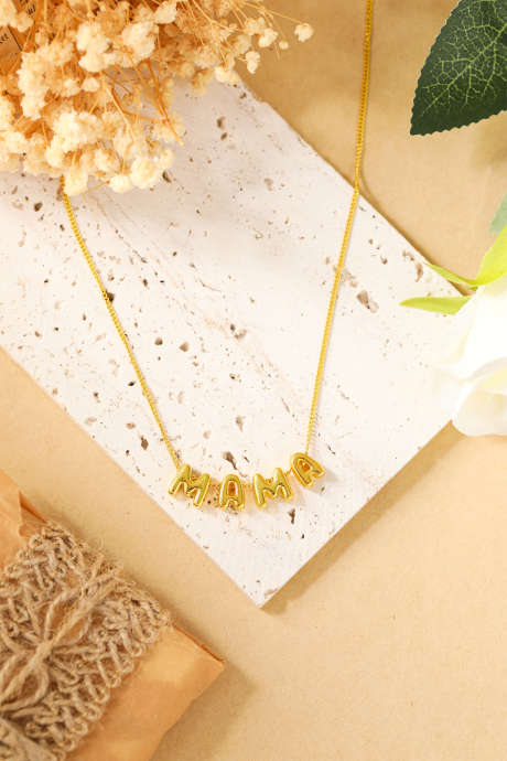 Collana con ciondolo a forma di lettera "Mama" placcata in oro e catena a maglia fine BH014702-P12
