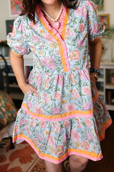 Himmelblå pluss-størrelse blomstertrykk med fargeblokkdetaljer minikjole