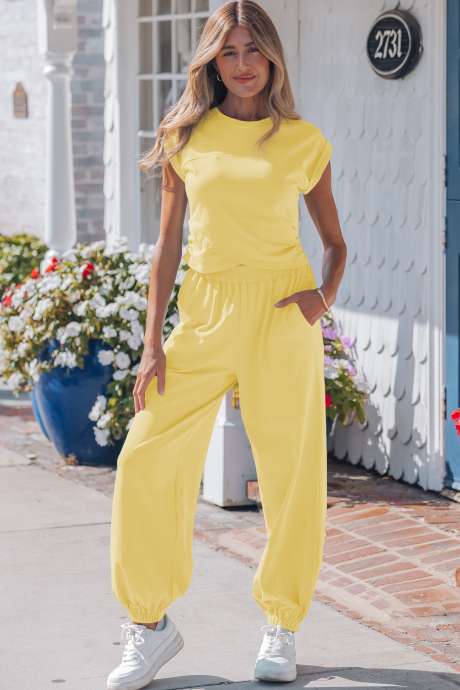 Gul kremfarget ensfarget sett med cropped tanktopp og joggebukser