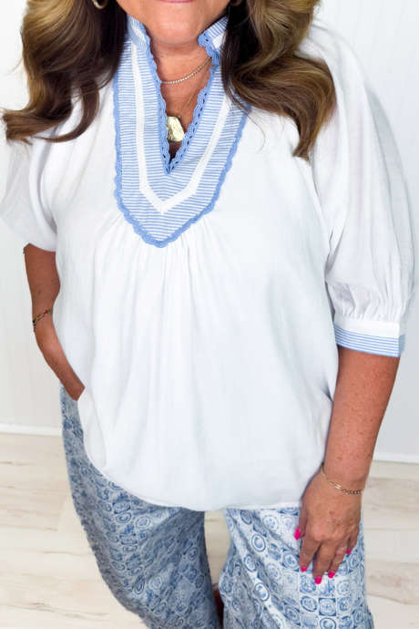 Hvit bluse med stripete detaljer og korte ermer i blondekant og V-hals i store størrelser