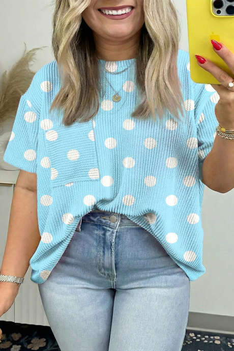 Himmelblå T-skjorte med vridd ribbe og polkaprikker i store størrelser