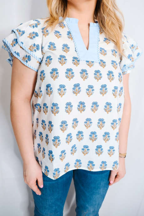 Himmelblå bluse med blomstertrykk og stripete detaljer i pluss-størrelse med V-hals